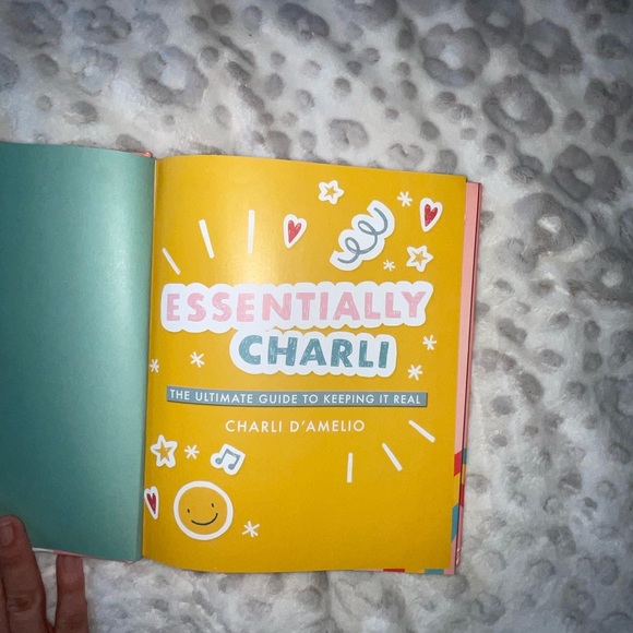 CHARLI D AMELIO essentially CHARLI guide book for tweens - Picture 9 of 9